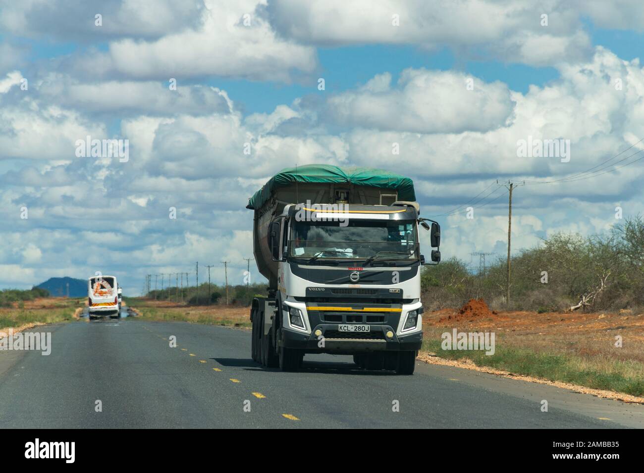 Ein großer LKW, der auf der Autobahn Mombasa unterwegs ist und Waren transportiert, Kenia Stockfoto