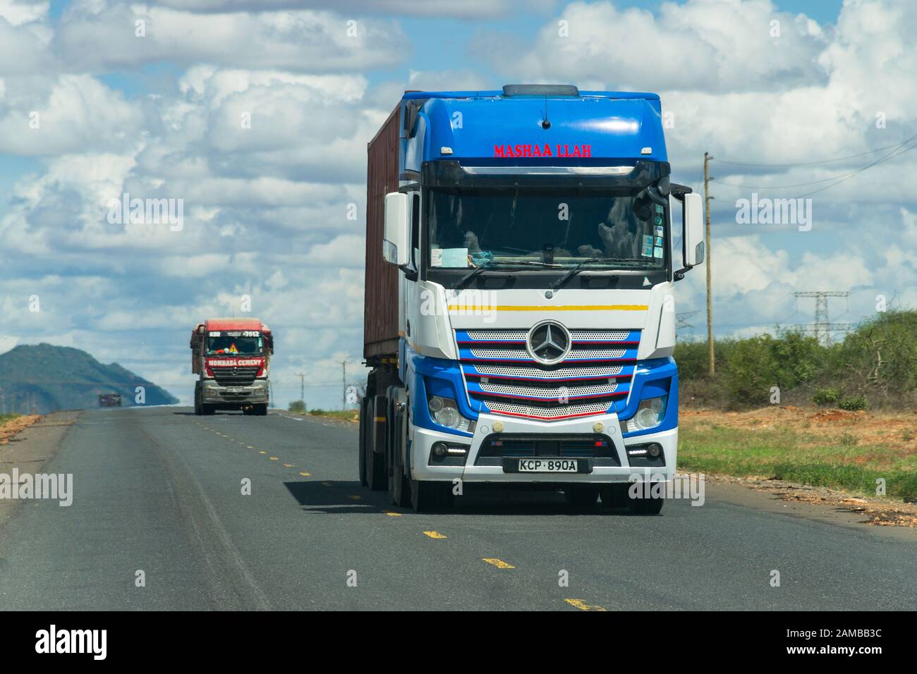 Ein großer LKW, der auf der Autobahn Mombasa unterwegs ist und Waren transportiert, Kenia Stockfoto