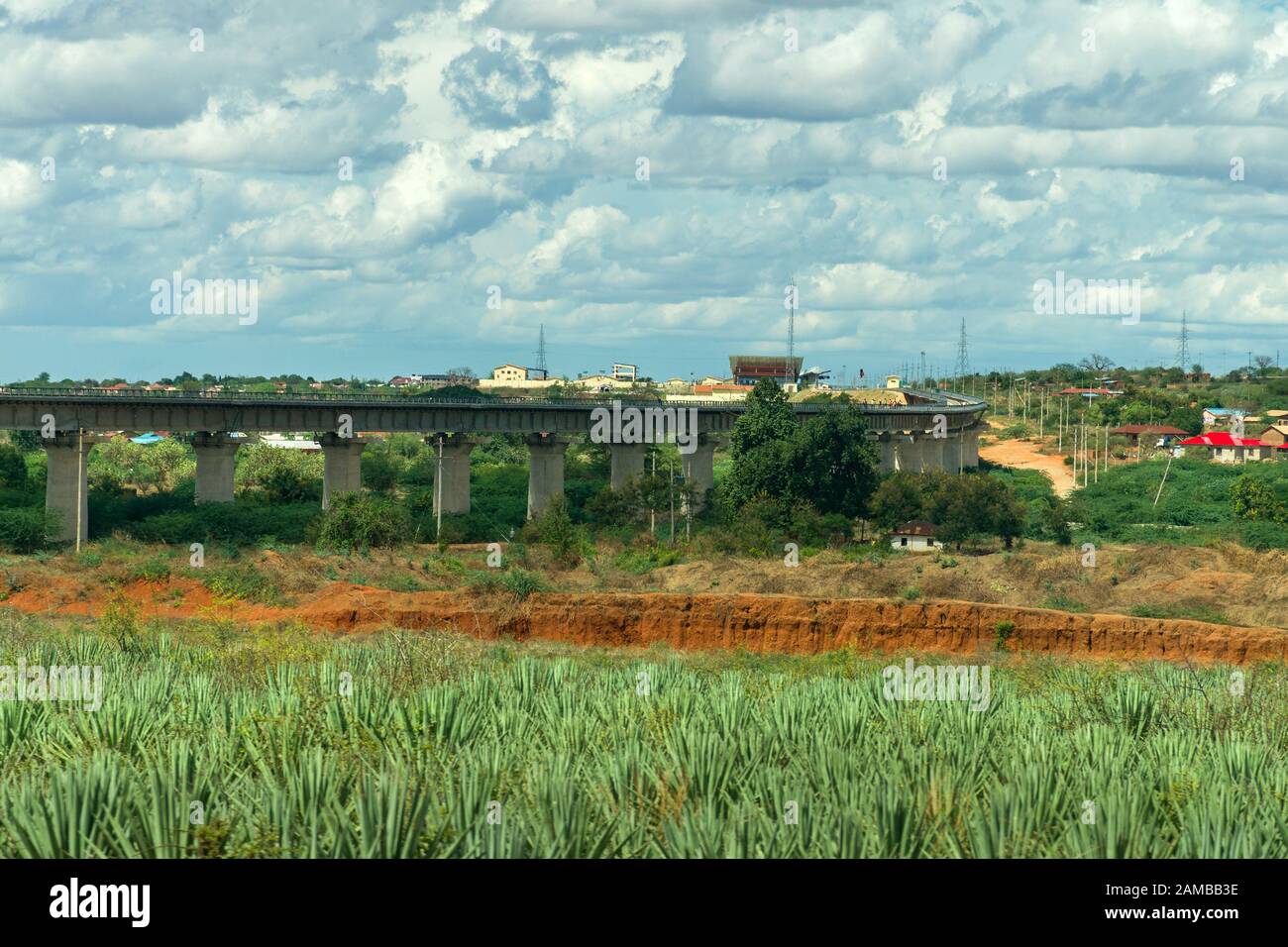 Ein erhöhter Abschnitt der Standard Gauge Railway (SGR), der durch das ländliche Kenia führt Stockfoto