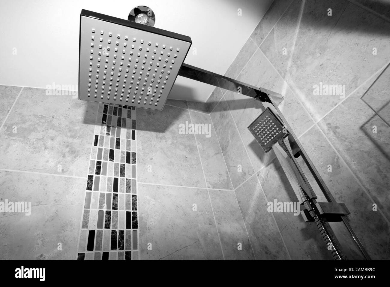 Luxuriöses Interieur, Dusche und Waschraum, statischer Wohnwagen im Blockhausstil Stockfoto