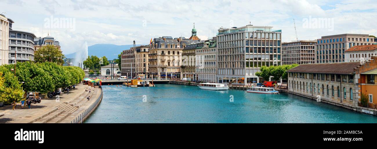Panoramaaussicht auf die Rhone mit links auf den Quai Turrettini und rechts auf den Quai des Moulins. Genf, Schweiz. Stockfoto