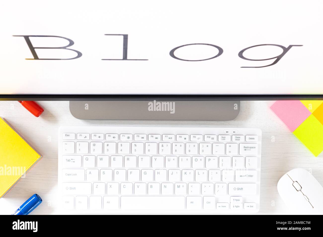 Text auf dem Monitor, Blog. Schreibtisch mit Computertastatur und Bürozubehör. Das Konzept, Ihre eigene Website für das Internet zu betreiben Stockfoto