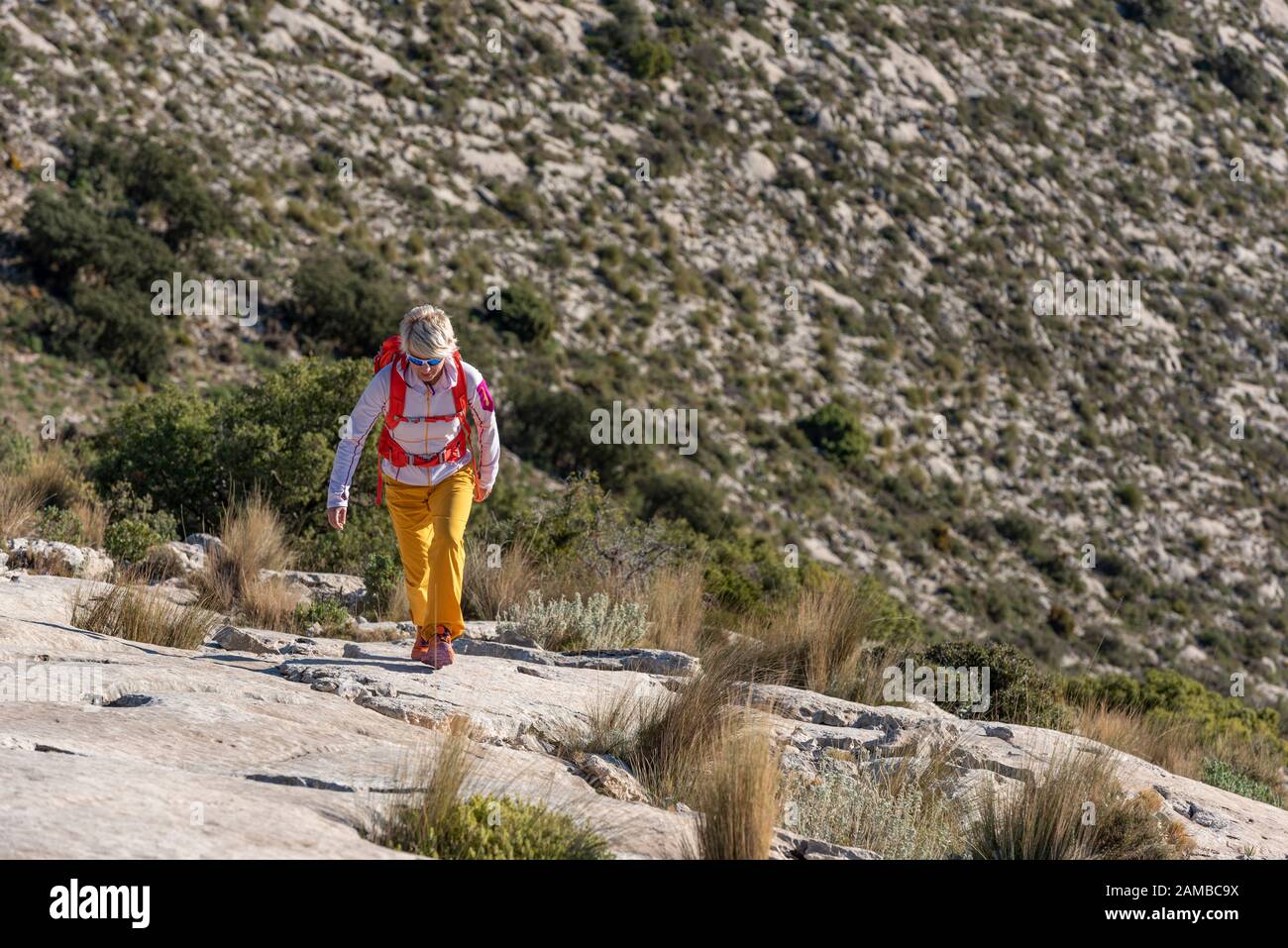 Frauen wandern auf dem ridgecrest hinauf auf den Hügel, den Berg El Divino, die Provinz Alicante, Costa Blanca, Spanien Stockfoto