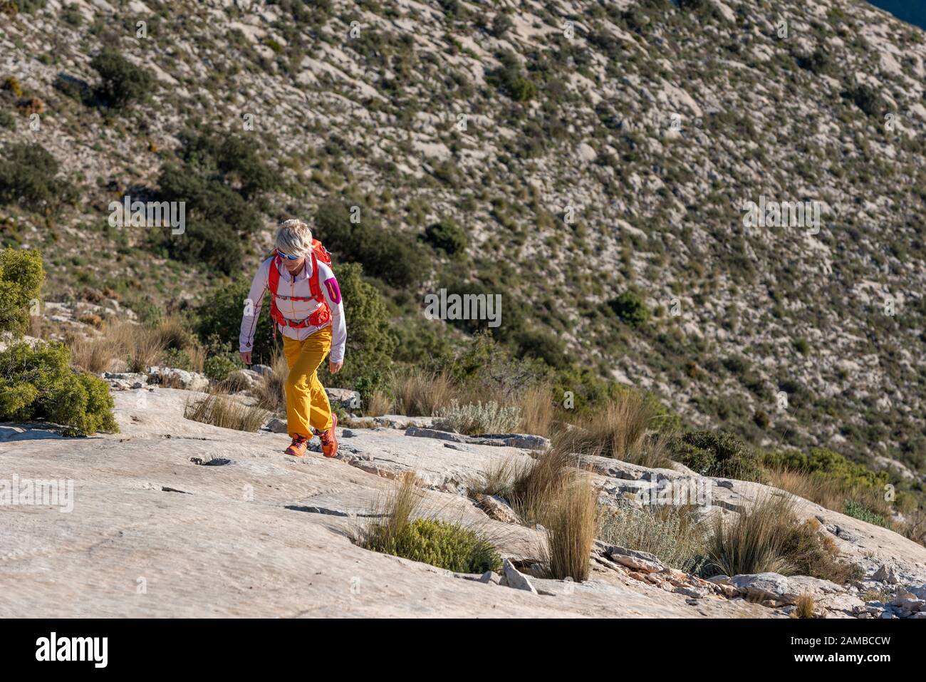Frauen wandern auf dem ridgecrest hinauf auf den Hügel, den Berg El Divino, die Provinz Alicante, Costa Blanca, Spanien Stockfoto