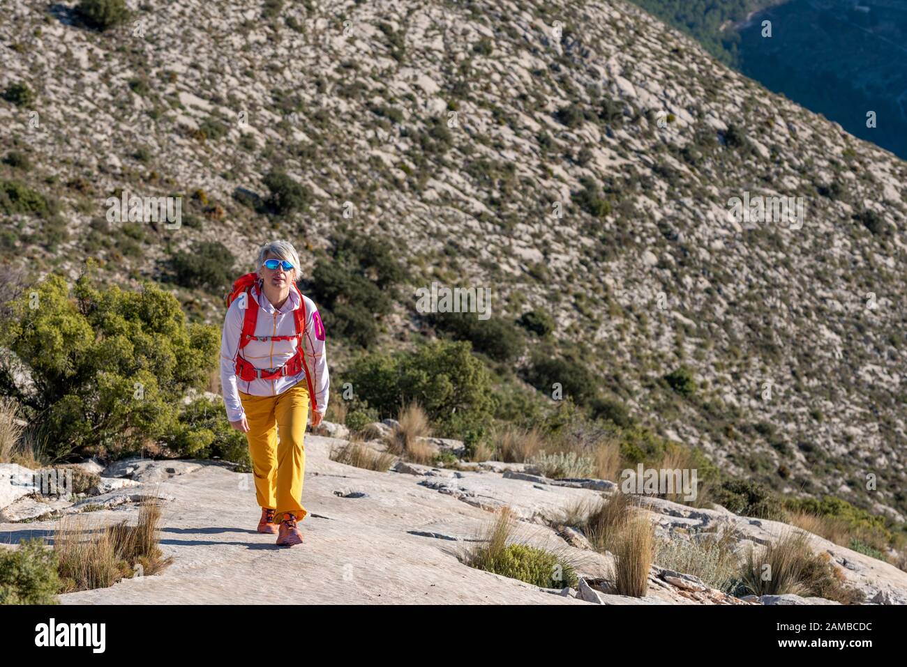 Frauen wandern auf dem ridgecrest hinauf auf den Hügel, den Berg El Divino, die Provinz Alicante, Costa Blanca, Spanien Stockfoto