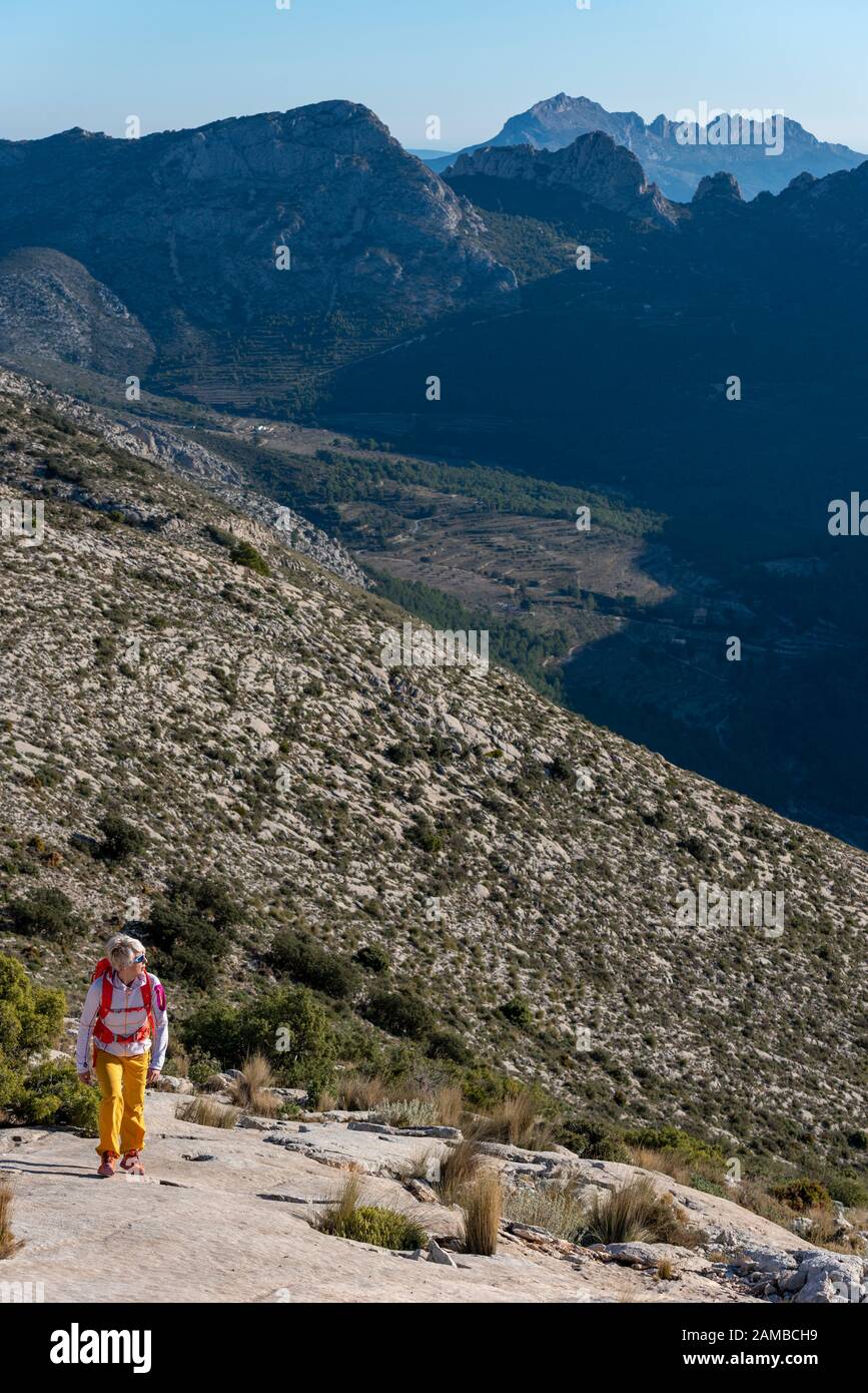 Frauen wandern auf dem ridgecrest hinauf auf den Hügel, den Berg El Divino, die Provinz Alicante, Costa Blanca, Spanien Stockfoto
