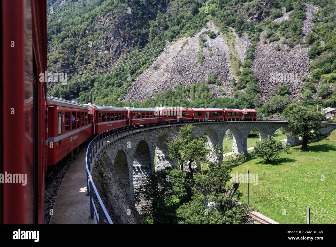 Schweizer Bahn fährt durch den Brusio Viaduct, Graubunden, Schweiz Stockfoto