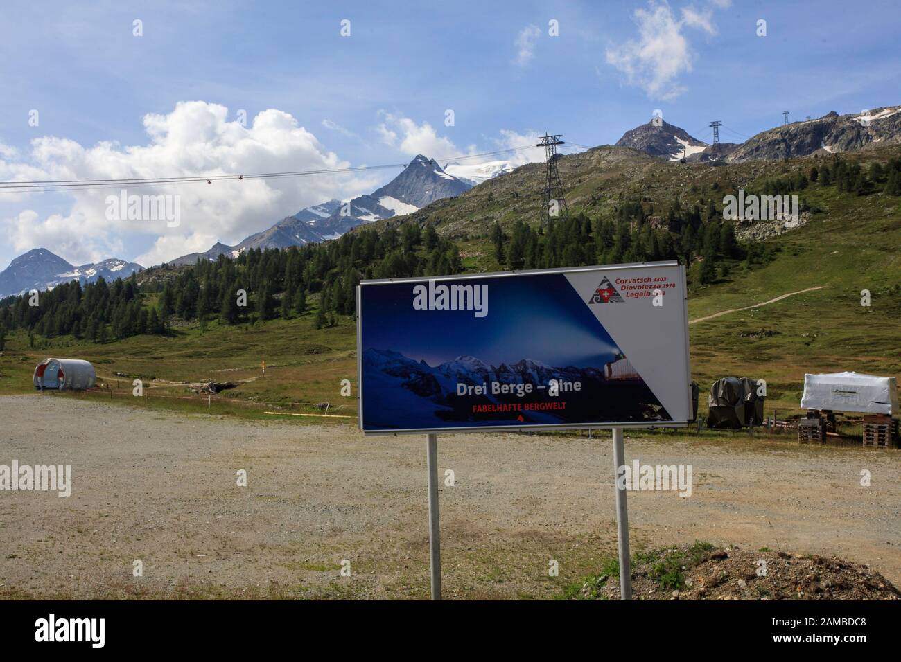 Blick auf den Bahnhof Diavolezza vom Bernina-Express-Zug Graubunden, Schweiz Stockfoto
