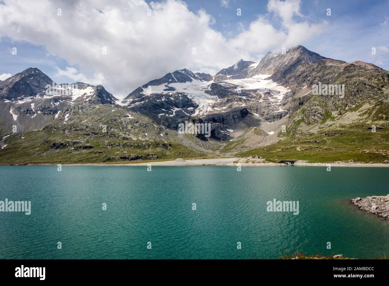 Blick auf Lago Bianco vom Bernina-Express-Zug. Weißer See, Gletschersee, Graubünden, Schweiz Stockfoto