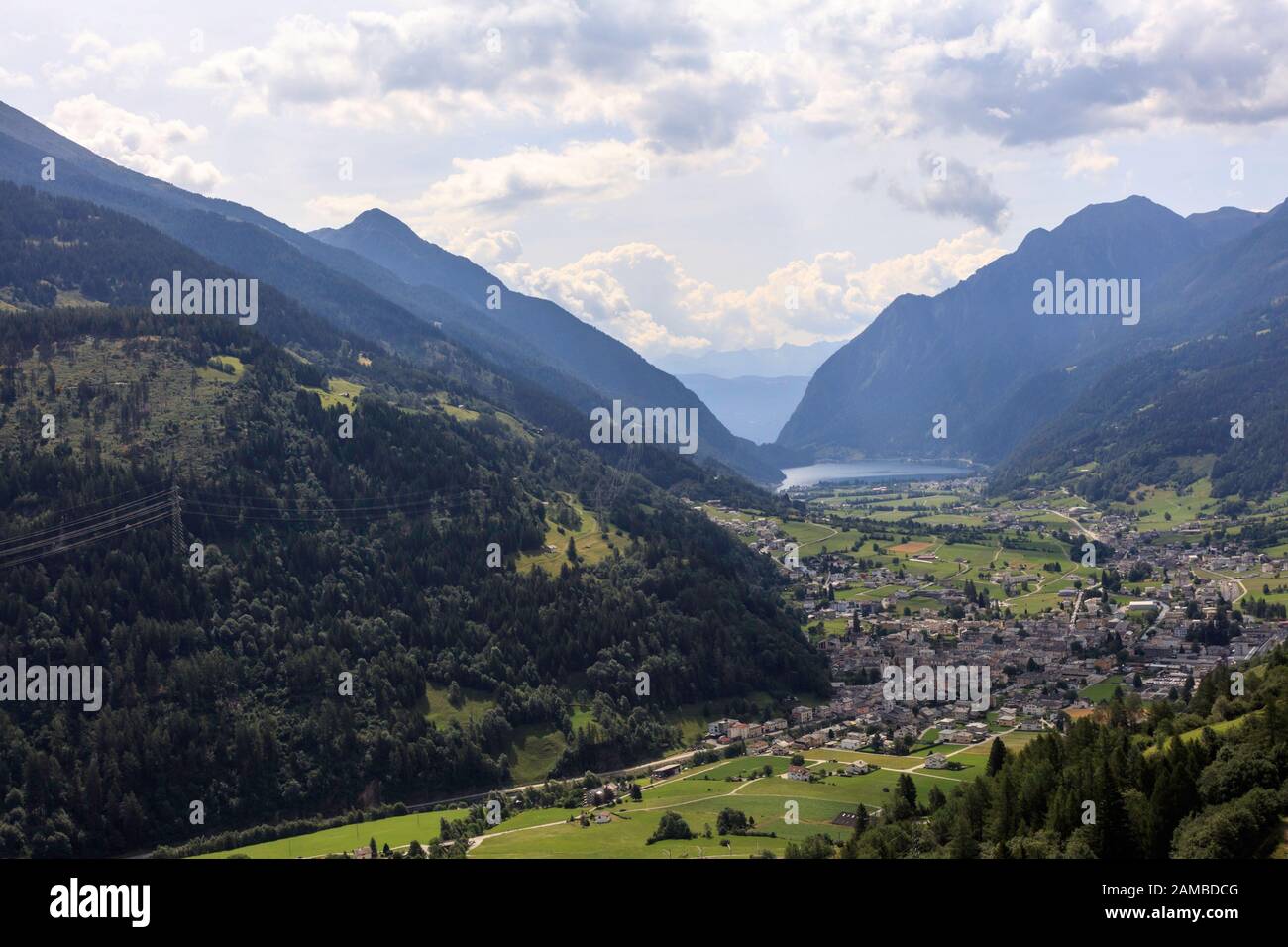 Poschiavo-Tal Panoramaaussicht vom Bernina-Express-Zug Graubunden, Schweiz Stockfoto