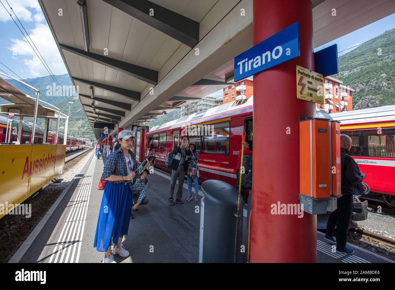 Touristen warten auf den Bernina-Express am Bahnhof von Tirano, Italien Stockfoto
