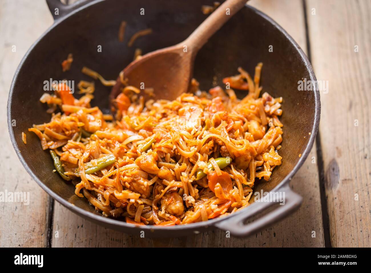 Pad thai-huhn mit Gemüse und Nüssen Stockfoto