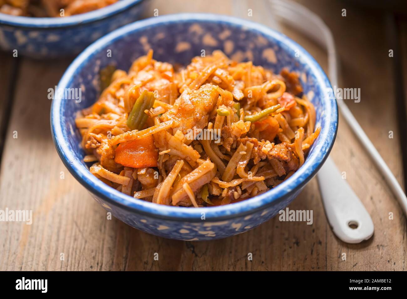 Pad thai-huhn mit Gemüse und Nüssen Stockfoto