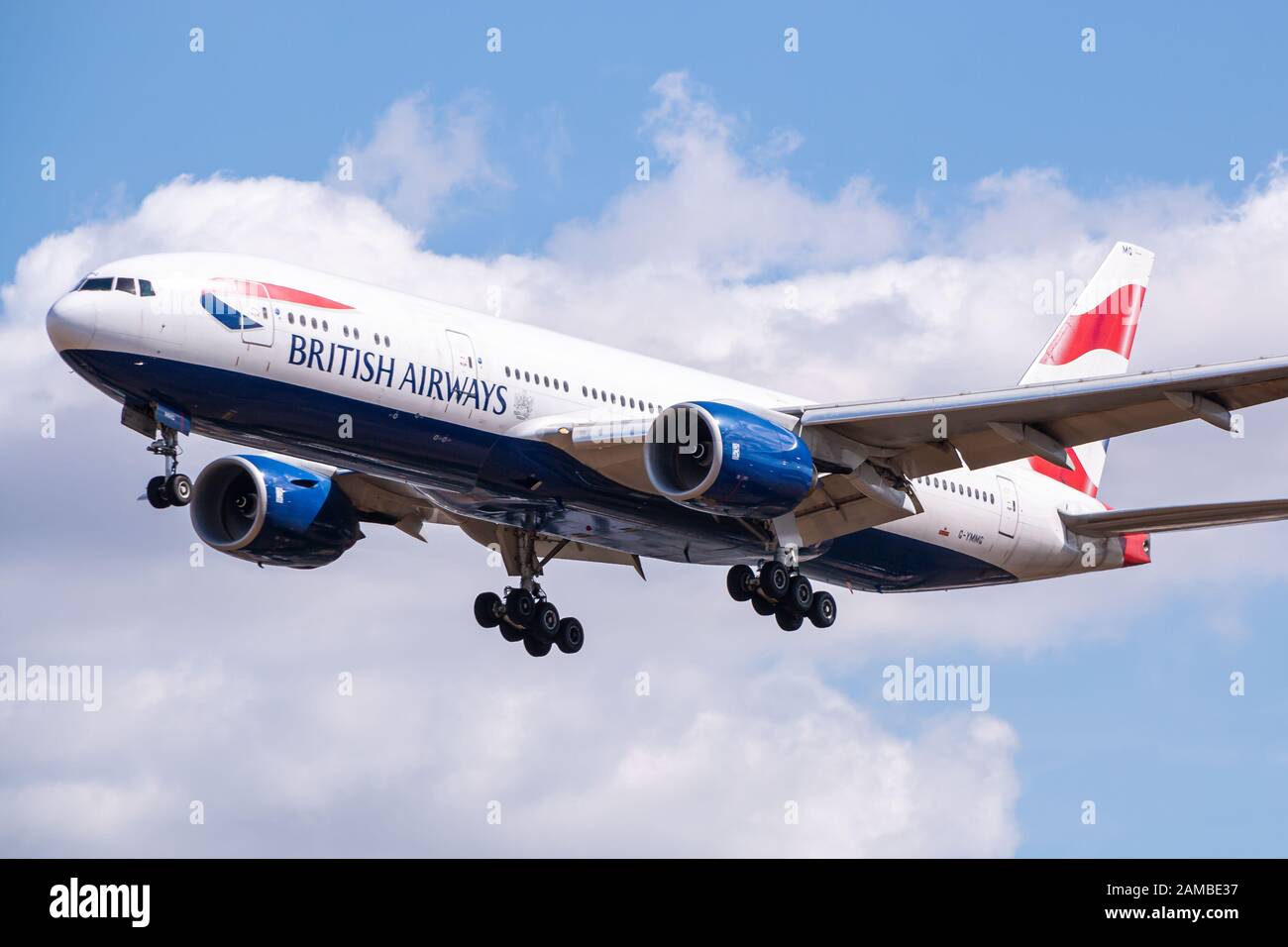 London, Großbritannien - 1. August 2018: Flugzeug der British Airways Boeing 777 am Flughafen London-Heathrow (LHR) in Großbritannien. Boeing ist ein airc Stockfoto