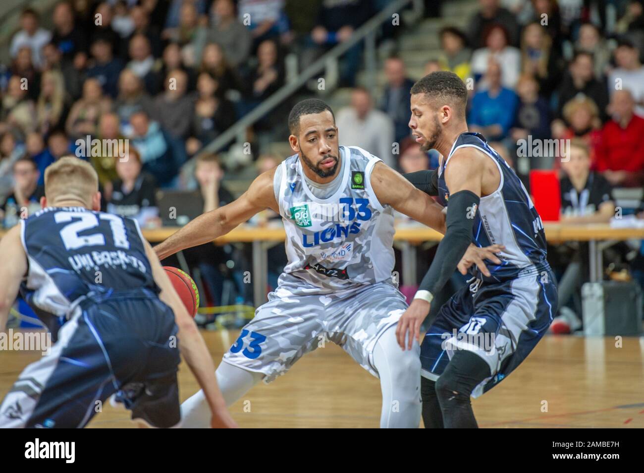 Bryan Matthew Coleman (Löwen) (links), gegen Kendale Deshawn Mc Cullum (Paderborn) (rechts). Ges / Basketball / ProA: PSK Lions - Uni Baskets Paderborn, 12. Januar 2020 - Nutzung weltweit Stockfoto