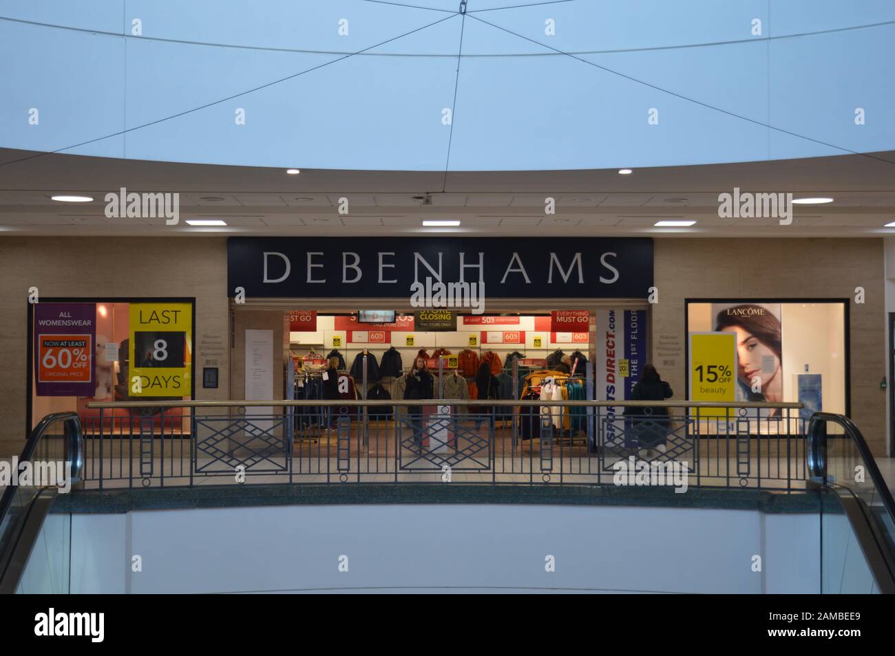 London, Großbritannien. Januar 2020, 12. Debenhams Laden in Wimbledon bereitet sich auf Schließung, es ist einer von 19 Debenhams Geschäfte bestätigt, in der Nähe sein 2020. Stockfoto