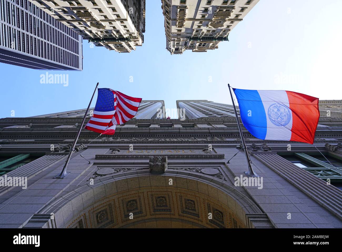 New YORK, NY -9. JANUAR 2020 - Blick auf die Flagge von New York City, die auf dem Wahrzeichen Des "Equitable"-Gebäudes in der Pine Street in Lower Manhattan, New York Ci, schwebt Stockfoto