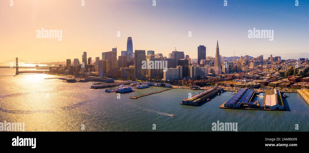 Blick auf San Francisco Skyline von der Bucht, Kalifornien, USA Stockfoto
