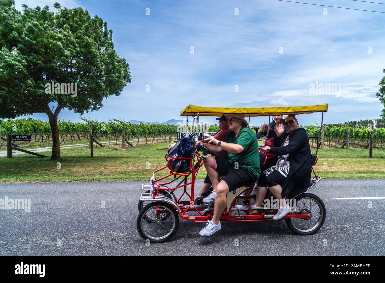 Touristen auf einem vierköpfigen Tandem-Fahrrad, Martinborough, Wairarapa, Neuseeland Stockfoto