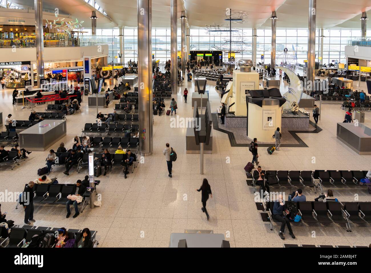 Luftbild auf dem Passagierterminal/Abflugslounge am Flughafen Heathrow (LHR) Terminal 2 (Queen's Terminal), London, Großbritannien Stockfoto