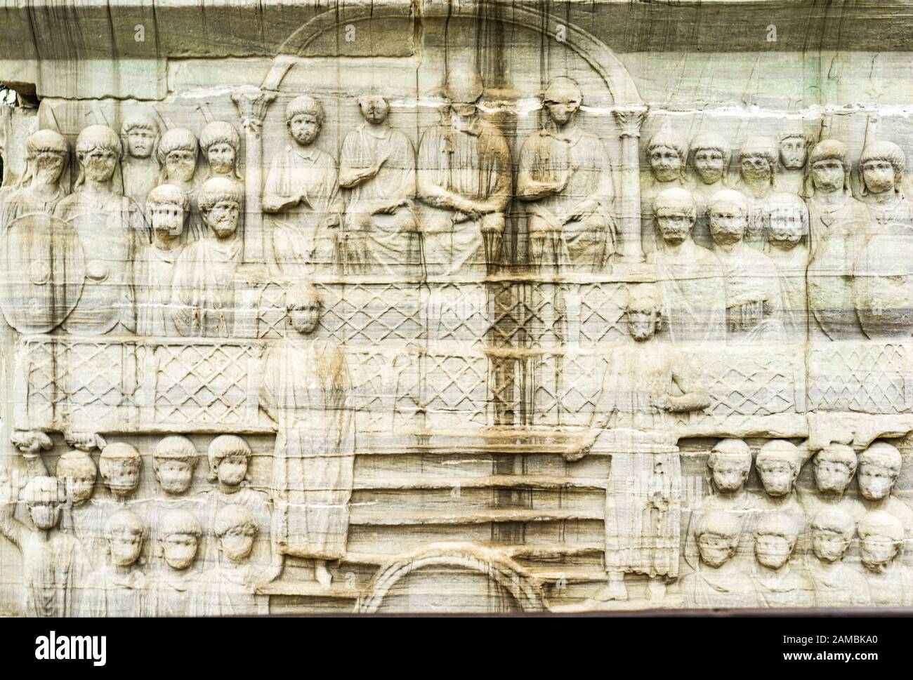 Detail des Sockels von Obelisk von Theodosius in Istanbul, Türkei. Erleichterung als Vertreter des Kaiser und seines Gerichts. Stockfoto