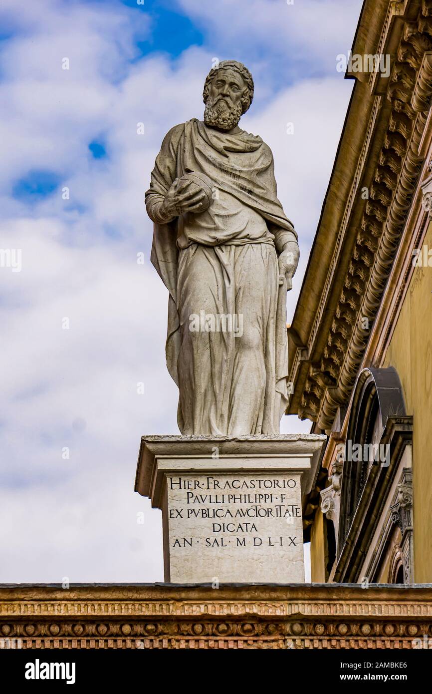 Statua in marmo di girolamo fracastoro Fotos und Bildmaterial in