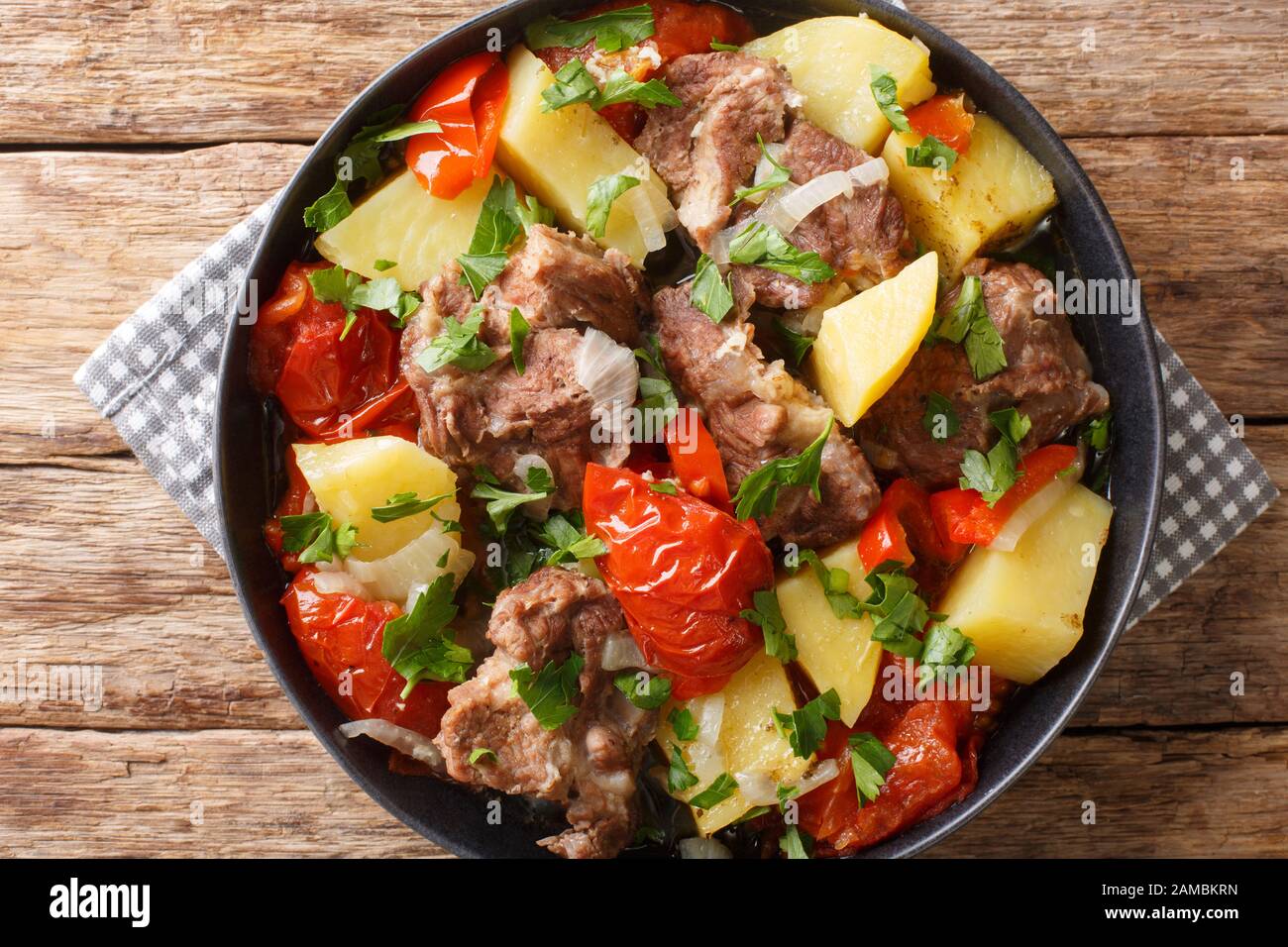Leckeres Khaschlama aus Lammfleisch mit Gemüse in einer Schüssel auf dem Tisch. Horizontale Draufsicht von oben Stockfoto