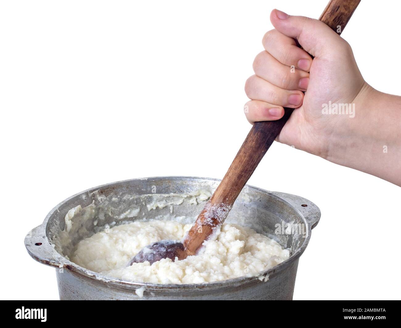 Kochen von Mengrellian Ghomi, mamalica in einer Metallschale. Georgische Küche. Stockfoto