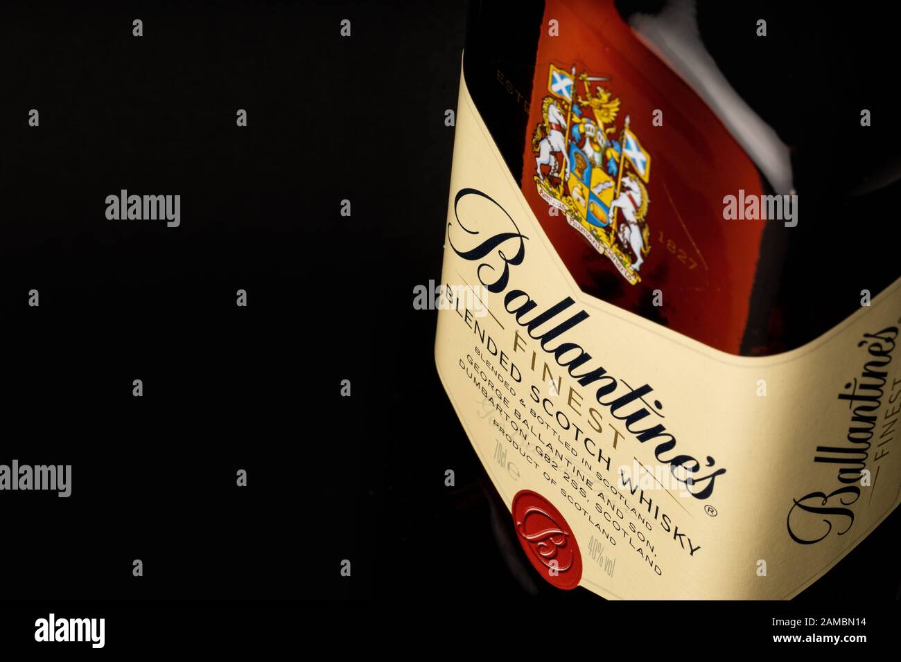 Draufsicht auf die Whiskyflasche mit Skotch auf schwarzem Hintergrund Stockfoto