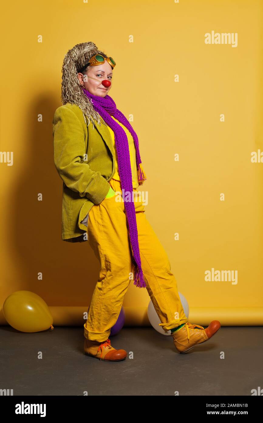 Porträt einer echten Frau in Clownkostüm für die Aufführung im Kinderhospiz Stockfoto