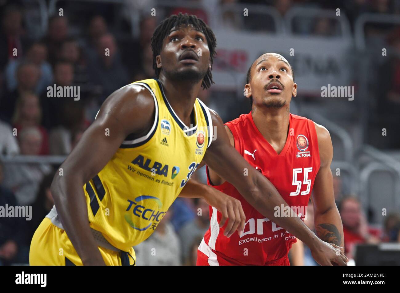 Bamberg, Deutschland. Januar 2020. Basketball: BBL-Cup, Brose Bamberg - Alba Berlin, Halbfinale. Bambergs Darion Atkins (r) kämpft mit dem Berliner Landry Nnoko (l) um den Ball. Credit: Nicolas Armer / dpa / Alamy Live News Stockfoto