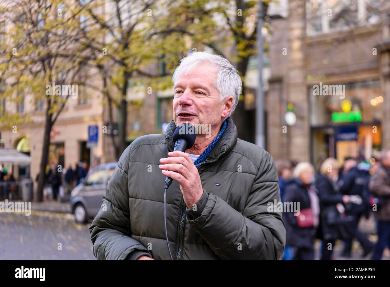 Prag, Tschechien. Nov. 2019. Der tschechische Politiker Miroslav Sládek spricht am 30. Jahrestag der Samtenen Revolution die Menge auf dem Prager Wenseslas-Platz an. Sládek (* 24. Oktober 1950 in Hradec Králové) ist Gründer und Vorsitzender der rechtspopulistischen Koalition für Republik - Republikanische Partei der Tschechoslowakei (SPR-RSČ). Stockfoto