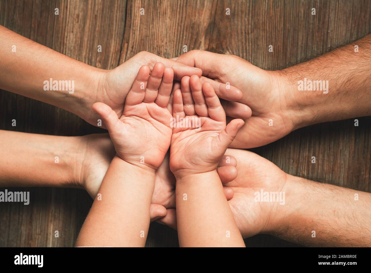 Drei Familienhände. Liebe, Zusammenleben, Glück im Familienkonzept Stockfoto