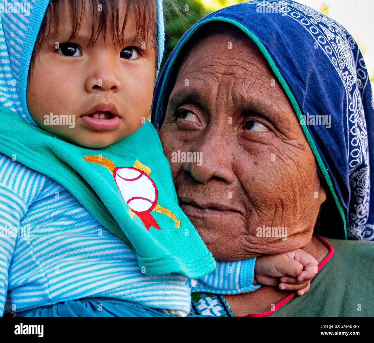 Die indigene Großmutter aus Mexiko umarmt ihre Enkelin in Zapopan, Mexiko Stockfoto