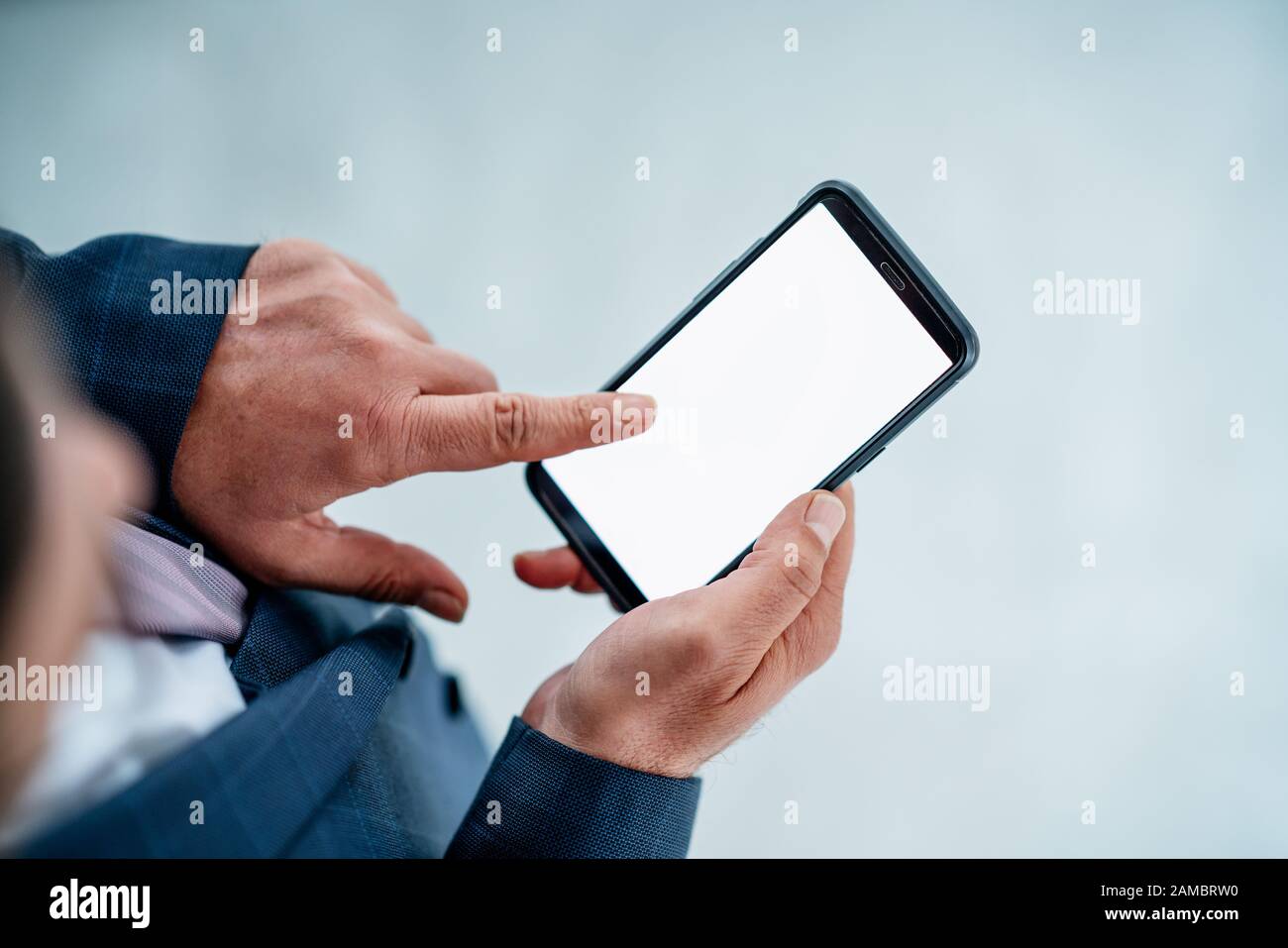Bussinesman überprüft sein Smartphone auf Geschäftsabsichten, Berichte, Finanzberichte etc. Screen Mockup Concept Stockfoto