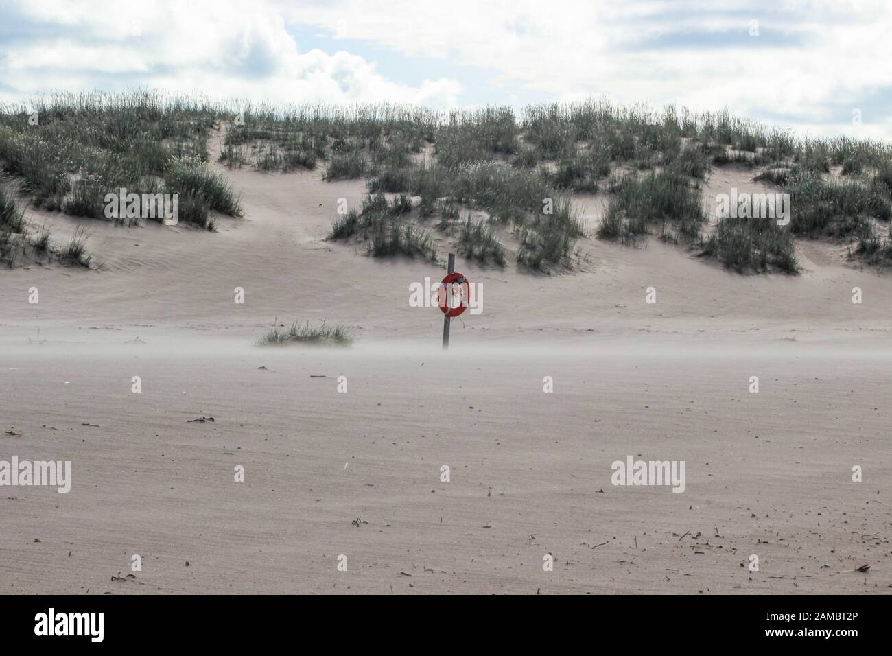 Lebensretter vor der Düne an einem windigen Tag in Yyteri Strand, Pori, Finnland Stockfoto