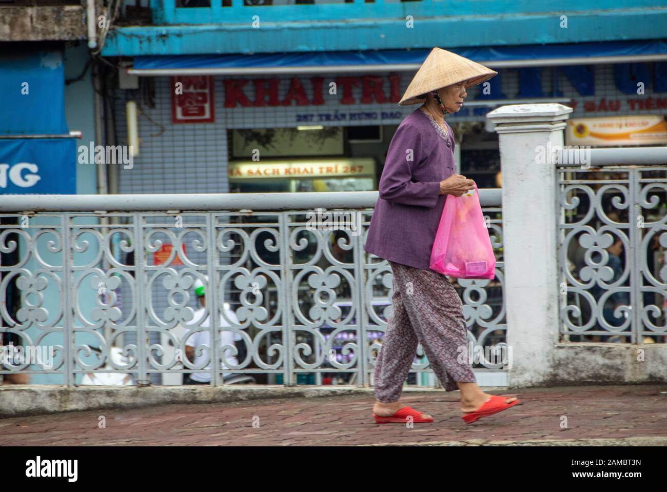 Hue City - Vietnam - am august 2019 - Frau, die auf der Brücke über den Parfümfluss spazieren geht Stockfoto