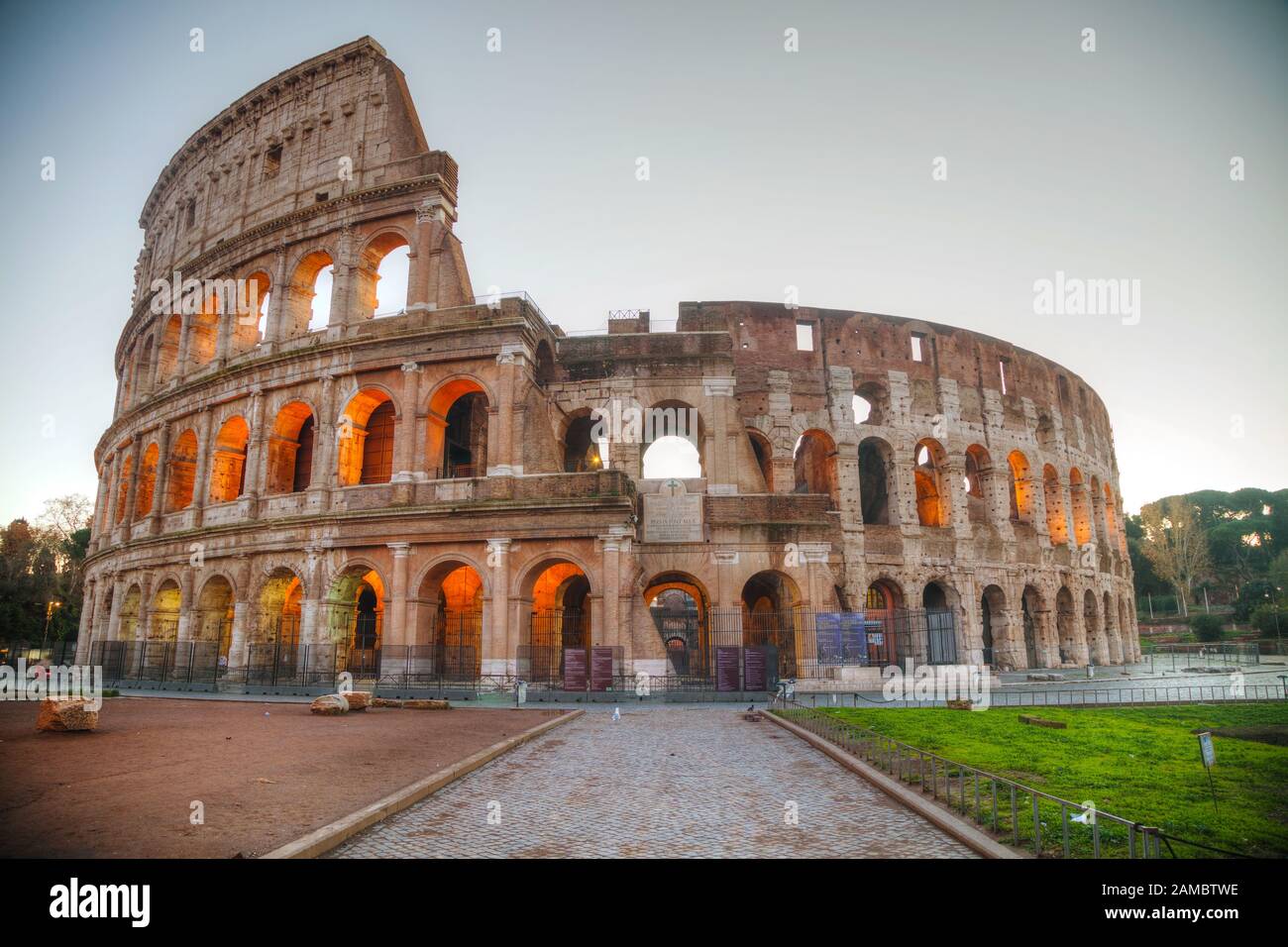 Das Kolosseum oder Flavischen Amphitheater in Rom, Italien, in den frühen Morgenstunden Stockfoto