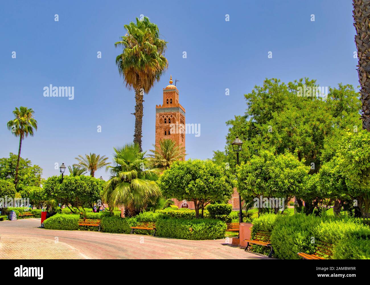 Moschee Koutoubia Minarett in der Medina von Marrakesch, Marokko. Es gibt schöne grüne Garten mit Palmen. Blue Sky ist im Hintergrund. Stockfoto