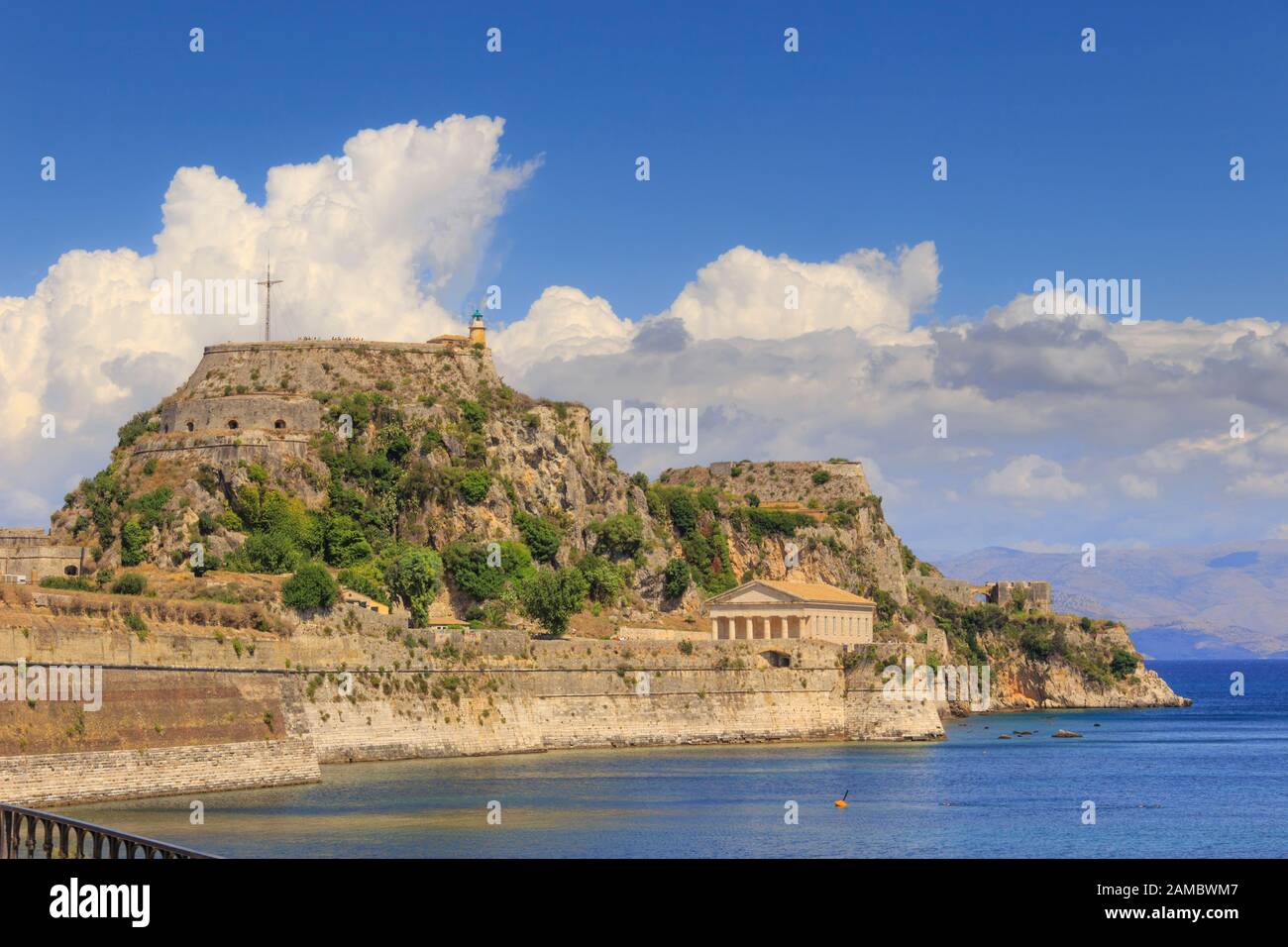 Kerkyra, Hauptstadt der Insel Korfu. Griechenland. Blick auf Die Alte Festung der Stadt Korfu auf der Halbinsel bis zum kristallklaren azurblauen Meer. Stockfoto