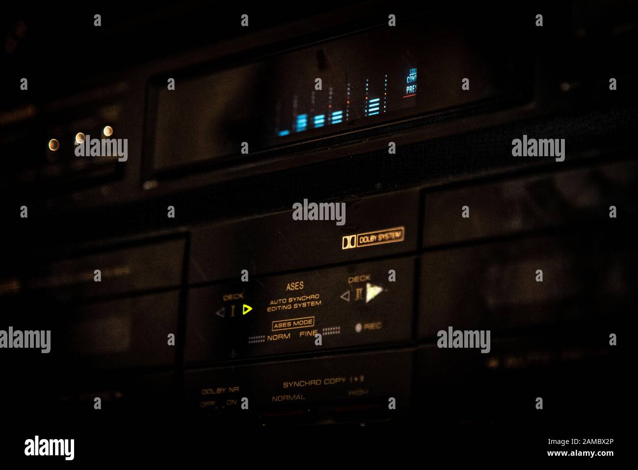 BARILOCHE, ARGENTINIEN, 18. JUNI 2019: Nahaufnahme eines alten Stereo-Musikanlage mit grafischem Lautstärkeregler, der im Dunkeln leuchtet. Stockfoto