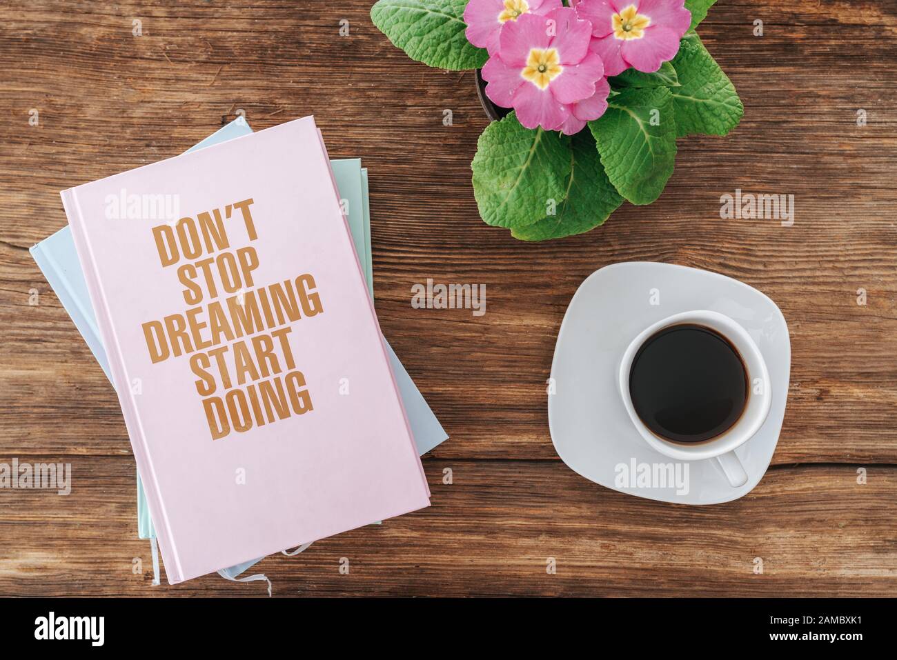 Abschluss des Lesens von Büchern zur Selbstverbesserung mit schöner Dekoration. Lernen von positivem Motivationskozept Stockfoto