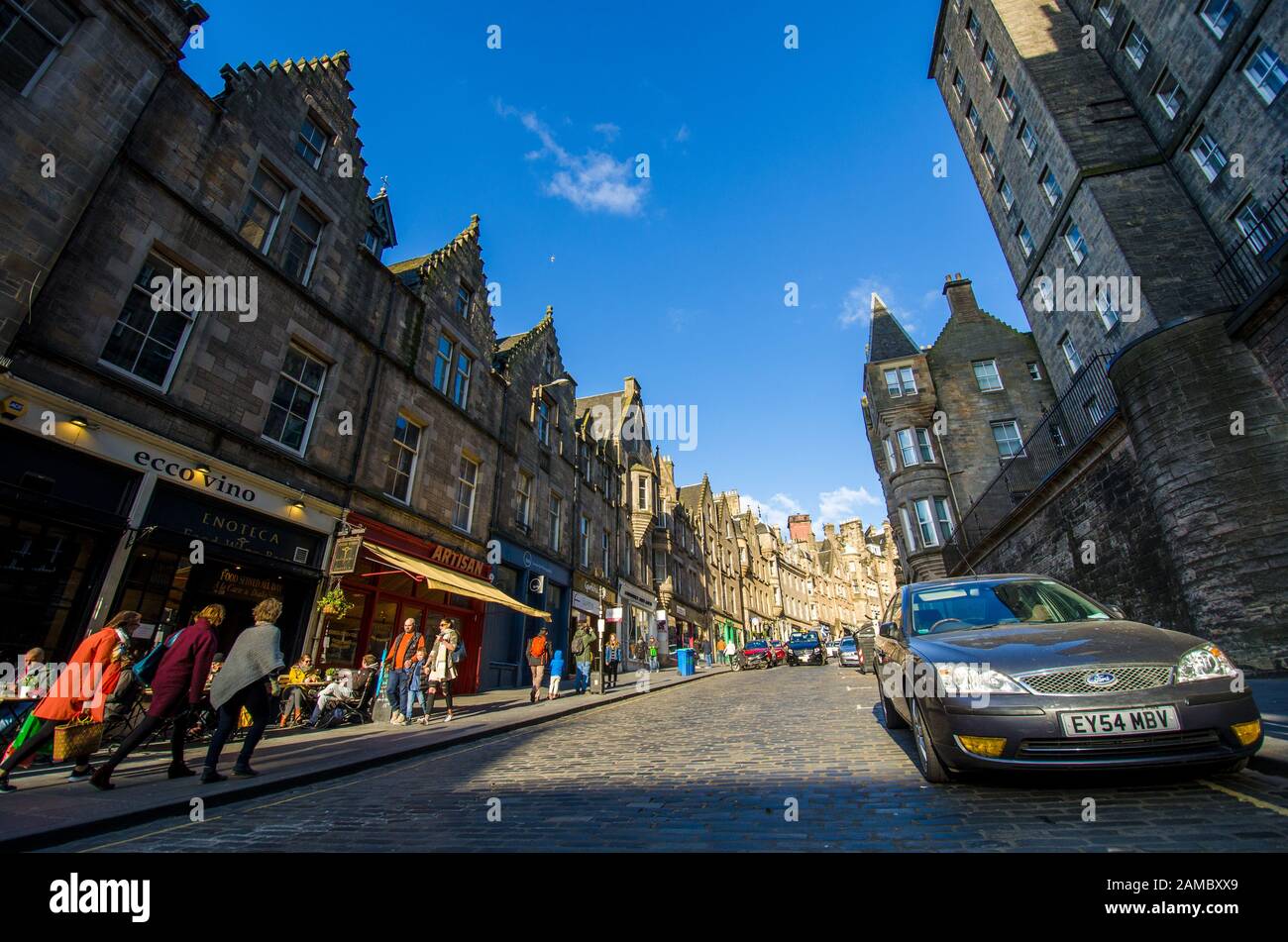 Die Straßen von Edinburgh sind von goldenem Licht und hellem klaren Himmel beleuchtet Stockfoto