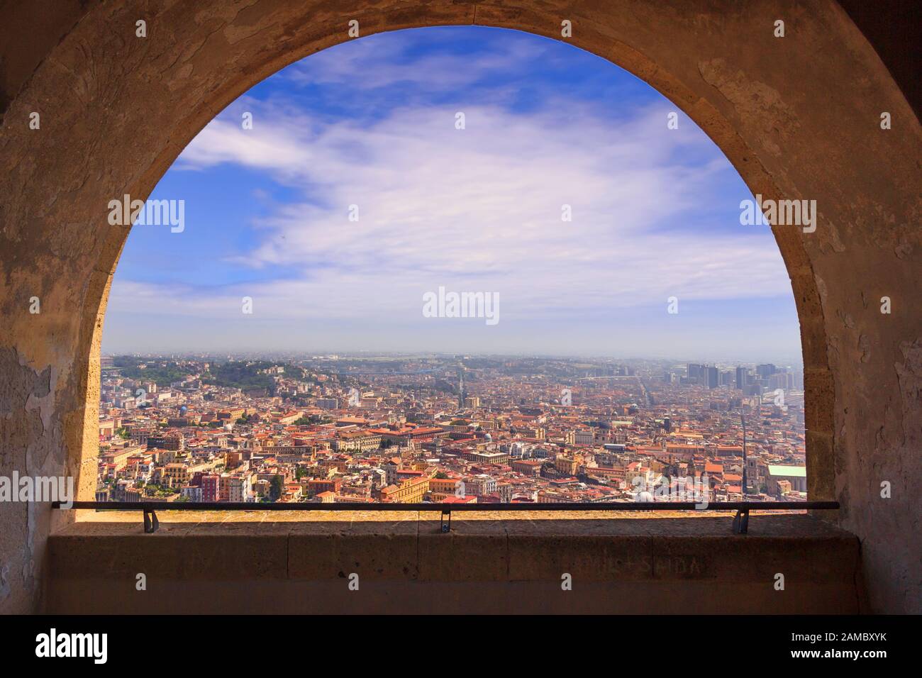 Panoramablick auf die Stadt Neapel durch den Bogen der mittelalterlichen Festung Castel Sant'Elmo. Skyline mit der historischen Altstadt, Spaccanapoli Straße. Stockfoto