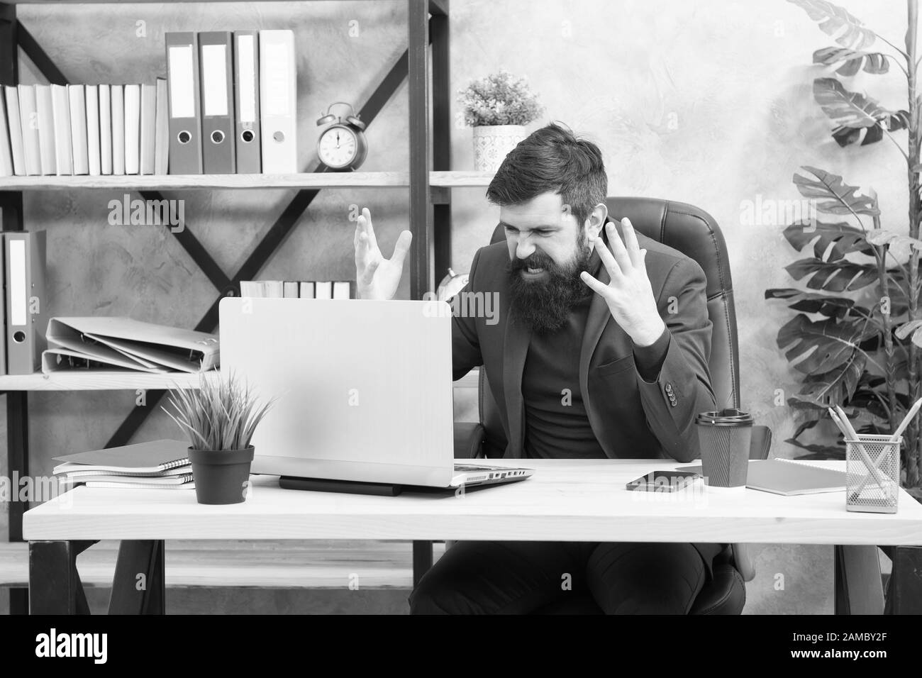 In Verwirrung. Mann bärtigen boss Manager sitzen im Büro mit Laptops. Manager Lösung von Geschäftsproblemen online. Geschäftsmann ist fehlgeschlagen. Riskantes Geschäft. Broker und finanzieller Indikatoren. Fallende Aktienkurse. Stockfoto