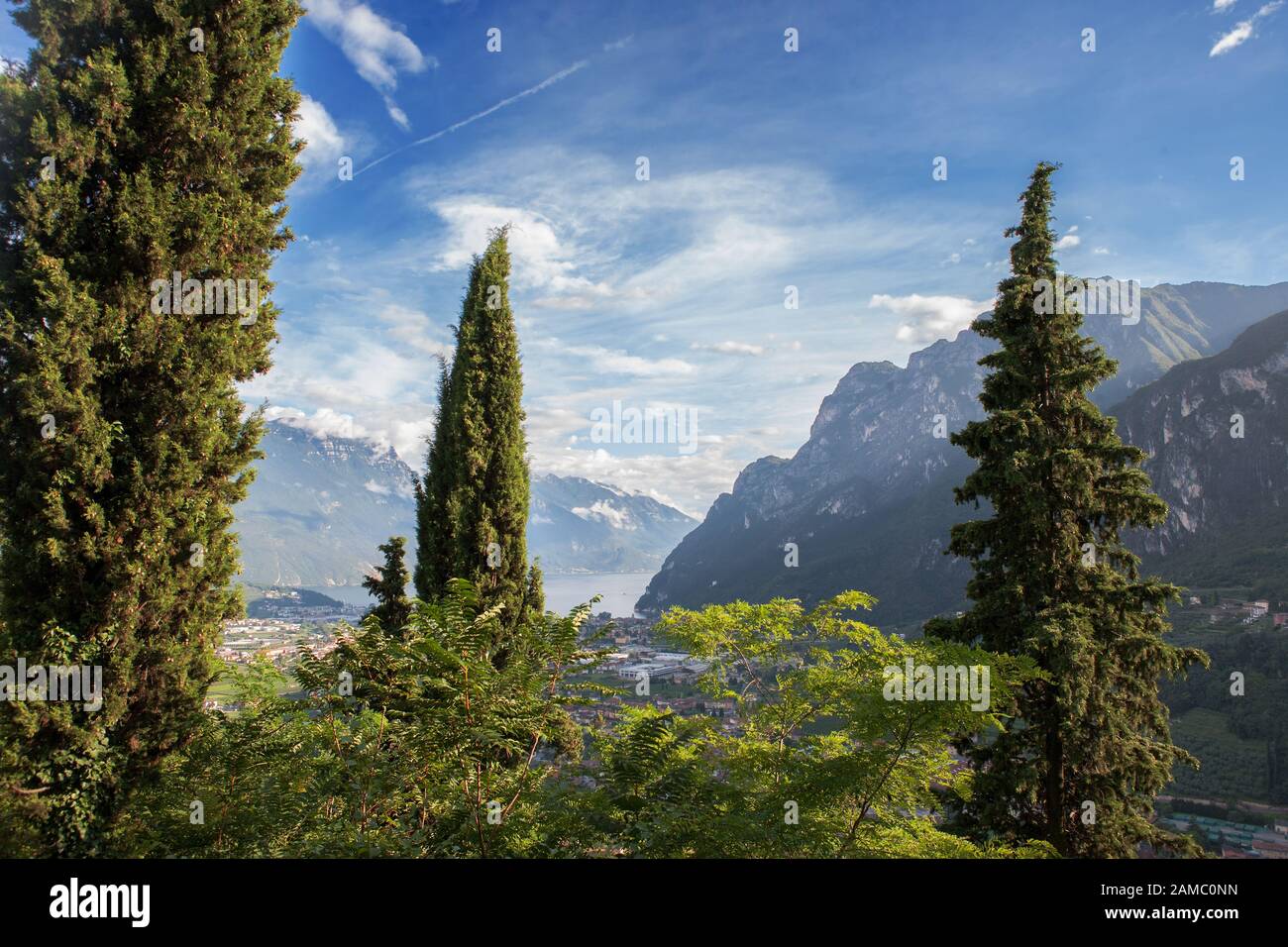 Blick über Lago di Garda und Riva del Garda von der Strada Statale 421 in Cologna, Trentino-Alto Aldige, Italien Stockfoto