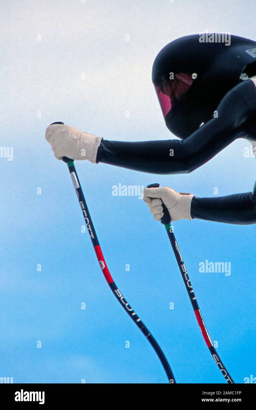 Ein schneller Skifahrer am Starttor, der bereit ist, ein Rennen zu starten Stockfoto