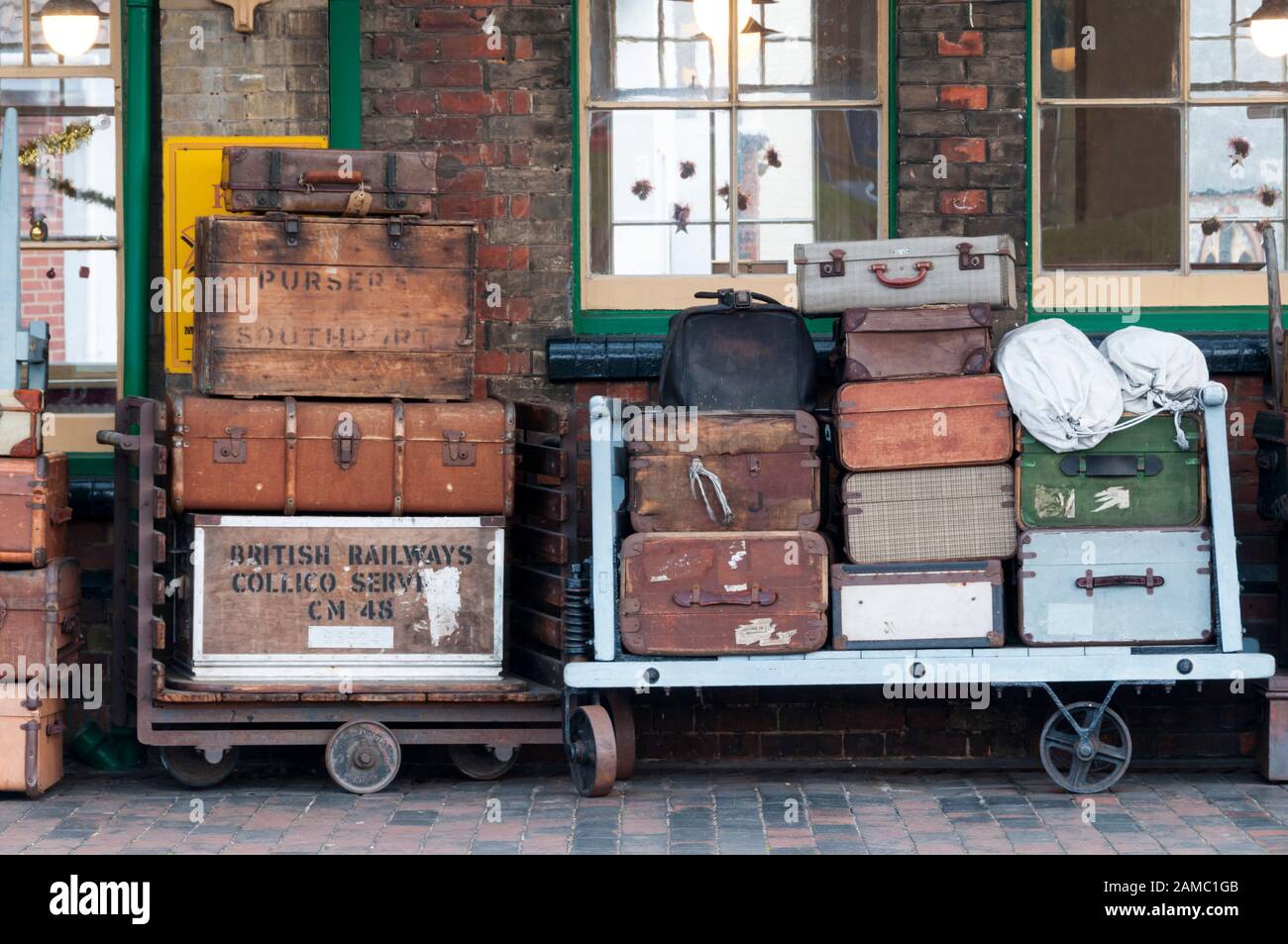 Gepäck im alten Stil auf einem Bahnsteig am Bahnhof North Norfolk in Sheringham. Stockfoto