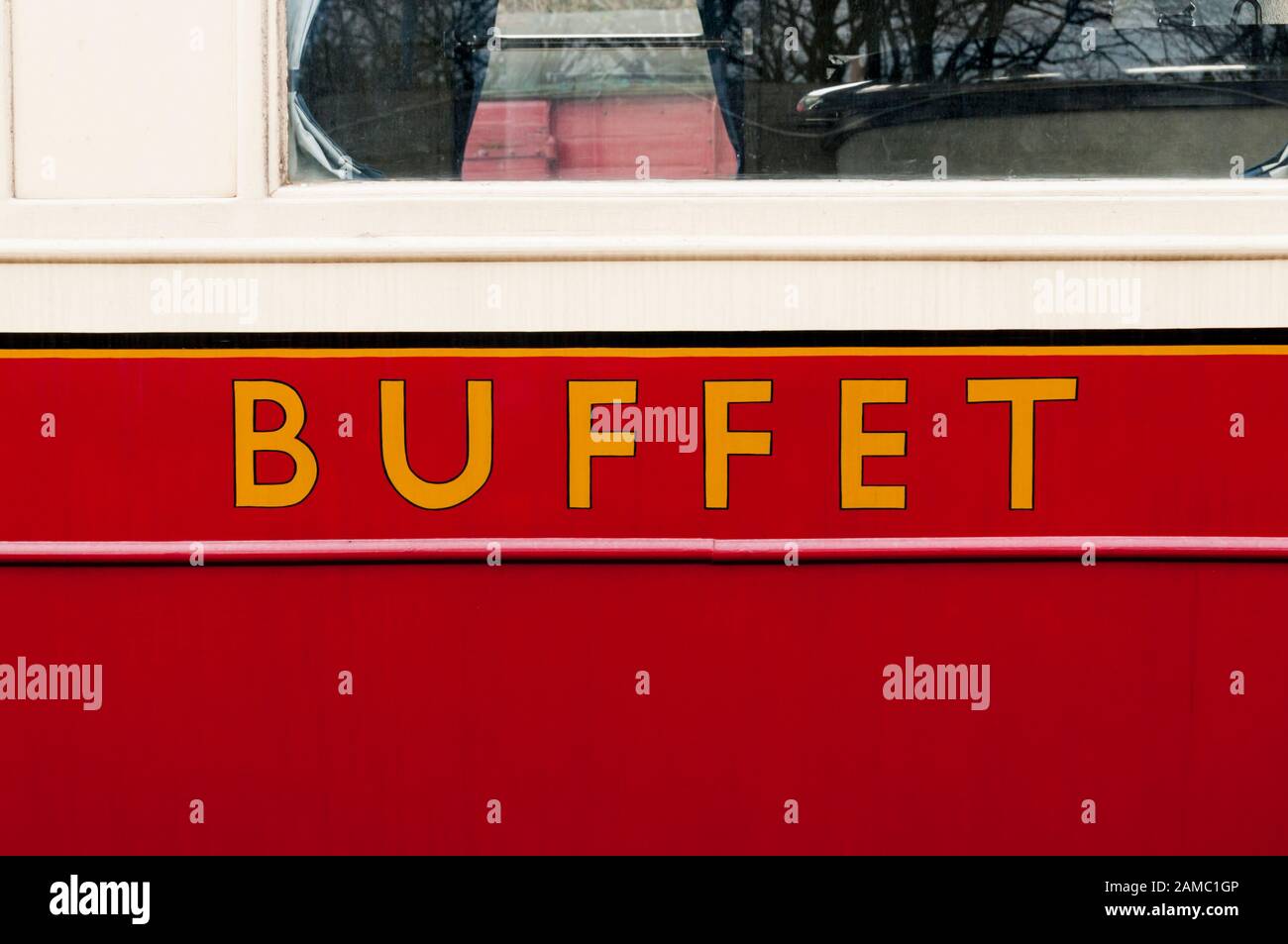 Buffetschild an der Seite des Buffetwagens eines Personenzugs. Stockfoto