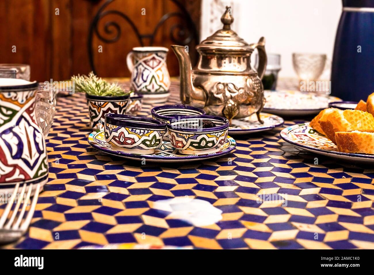 Typisches, traditionelles marokkanisches Frühstück in einem typischen Maracan-Haus. Leckeres marokkanisches Frühstück. Fes, Marokko Stockfoto